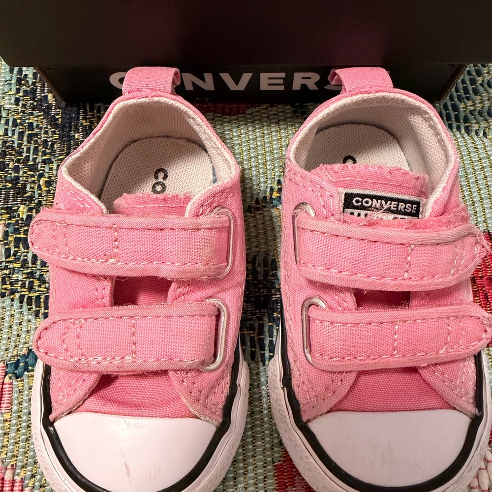 Converse Kids Sneakers in Vibrant Pink